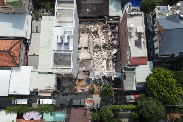 Nghẹt thở giải cứu các nạn nhân vụ sập nhà 4 tầng ở TPHCM - Ảnh 1.