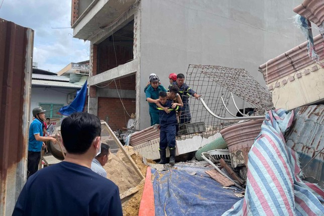 Nghẹt thở giải cứu các nạn nhân vụ sập nhà 4 tầng ở TPHCM - Ảnh 4.