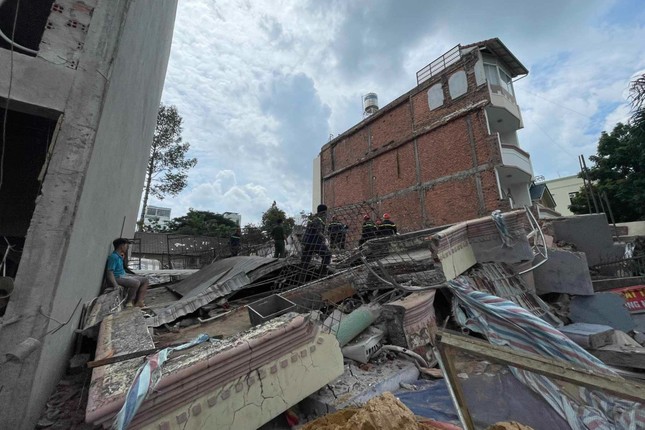 Nghẹt thở giải cứu các nạn nhân vụ sập nhà 4 tầng ở TPHCM - Ảnh 2.