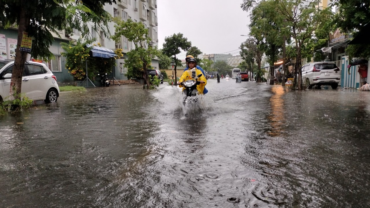 Áp thấp nhiệt đới hướng thẳng Đà Nẵng, mưa như trút nước, đường hóa thành sông - Ảnh 2.