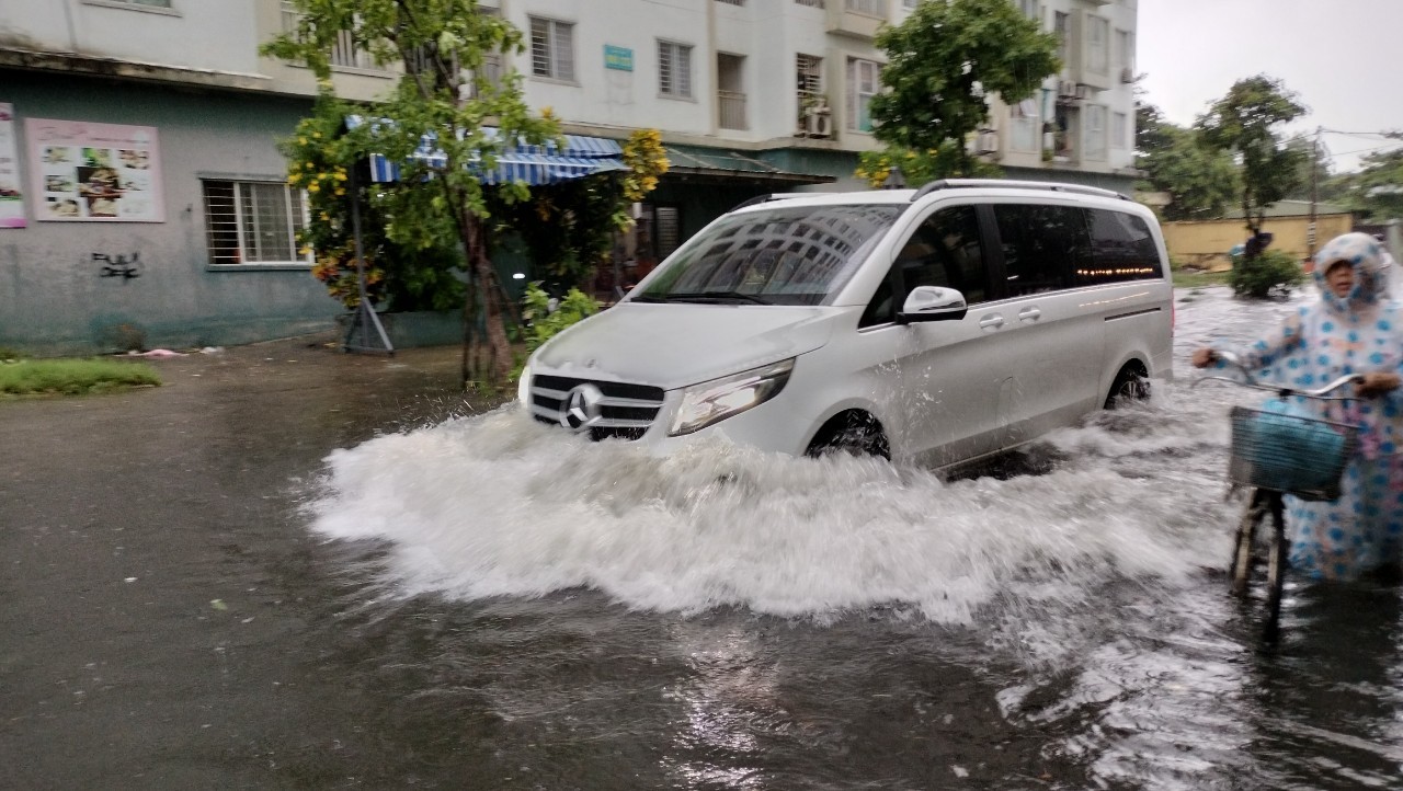 Áp thấp nhiệt đới hướng thẳng Đà Nẵng, mưa như trút nước, đường hóa thành sông - Ảnh 5.