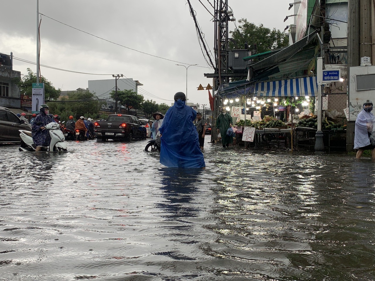 Áp thấp nhiệt đới hướng thẳng Đà Nẵng, mưa như trút nước, đường hóa thành sông - Ảnh 12.