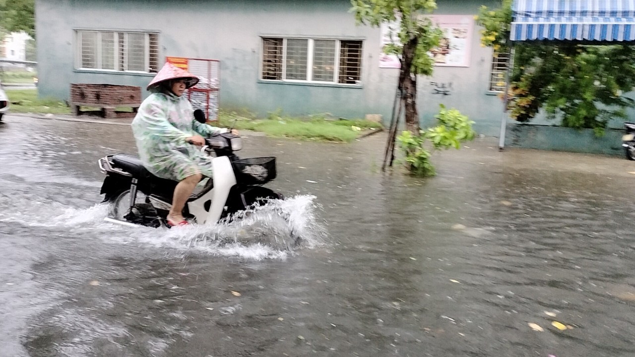 Áp thấp nhiệt đới hướng thẳng Đà Nẵng, mưa như trút nước, đường hóa thành sông - Ảnh 10.