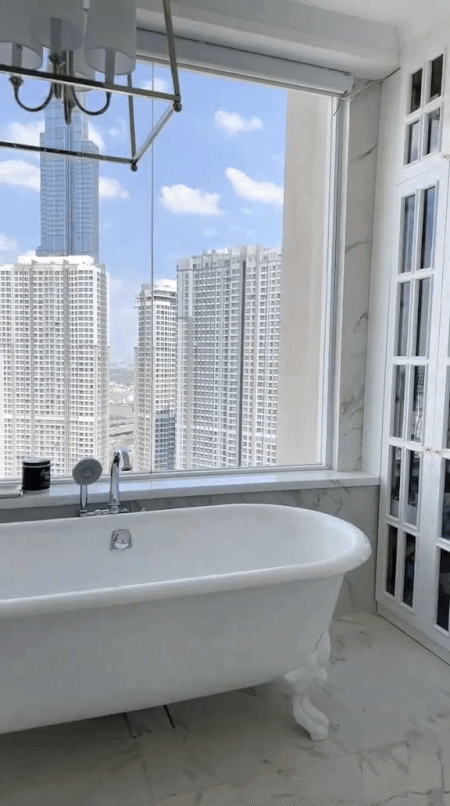 Phòng tắm của hội nhiều tiền: Cô em Trendy đầu tư 1 tỷ đồng, nữ CEO có penthouse 600m2 vừa tắm vừa ngắm Landmark 81 - Ảnh 7.
