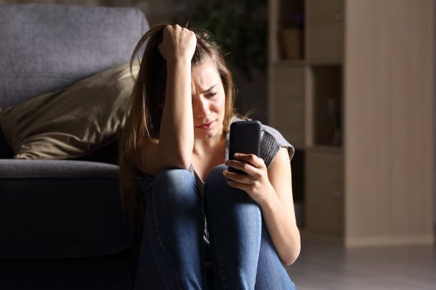 Nữ thạc sĩ ngân hàng mất 4,4 tỷ đồng vì chiêu thức “lấy lòng” không ngờ, kẻ lừa đảo đắc ý để lại lời nhắn “bằng cấp càng cao càng dễ bị lừa” - Ảnh 1. Nữ thạc sĩ ngân hàng mất 4,4 tỷ đồng vì chiêu thức “lấy lòng” không ngờ, kẻ lừa đảo đắc ý để lại lời nhắn “bằng cấp càng cao càng dễ bị lừa” - Ảnh 1.