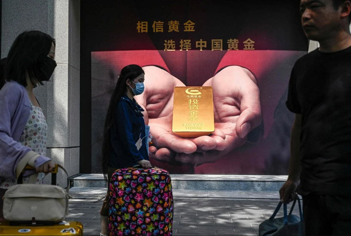 Người Trung Quốc đổ xô tìm đến vàng khi đồng tiền xuống giá, chứng khoán rung lắc, bất động sản đóng băng - Ảnh 4.