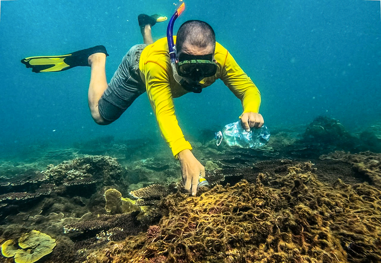 Biệt đội “phượt” đáy biển nhặt rác, giải cứu san hô ở Đà Nẵng - Ảnh 9.