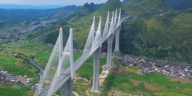 Xây cầu…cao ngang tòa nhà 100 tầng, chi phí khủng lên tới 7,3 nghìn tỷ, Trung Quốc khiến thế giới ngỡ ngàng với ‘công trình vượt cạn’ hàng đầu thế giới - Ảnh 1.