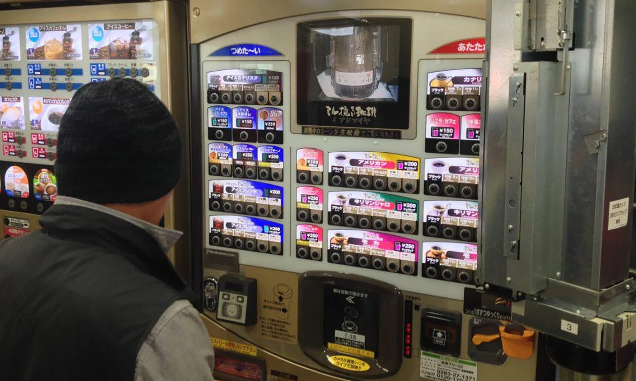 Vì sao đường phố Nhật Bản đầy rẫy máy bán hàng tự động? Nguyên nhân liên quan đến nhân viên văn phòng - Ảnh 2.