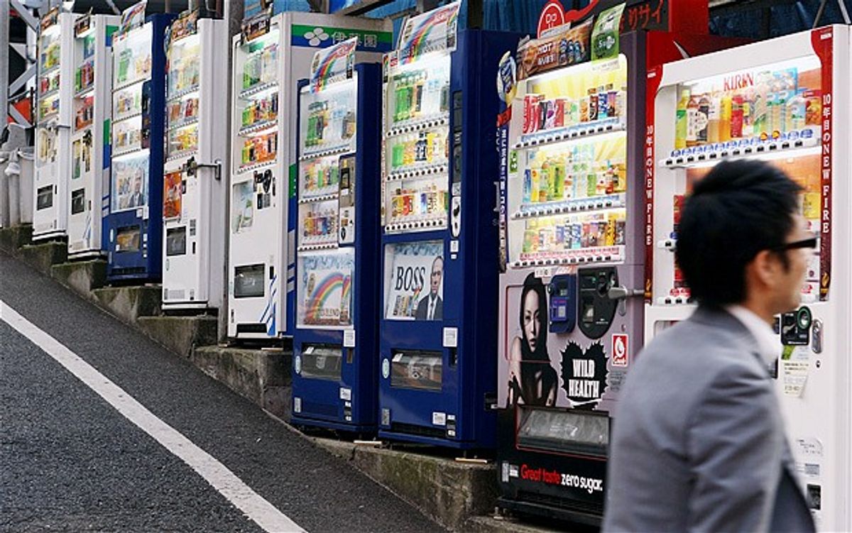 Vì sao đường phố Nhật Bản đầy rẫy máy bán hàng tự động? Nguyên nhân liên quan đến nhân viên văn phòng - Ảnh 1.