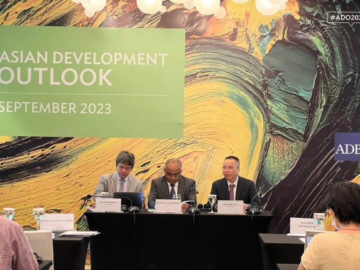 ADB dự báo tăng trưởng kinh tế Việt Nam năm 2023 đạt 5,8% - Ảnh 1.