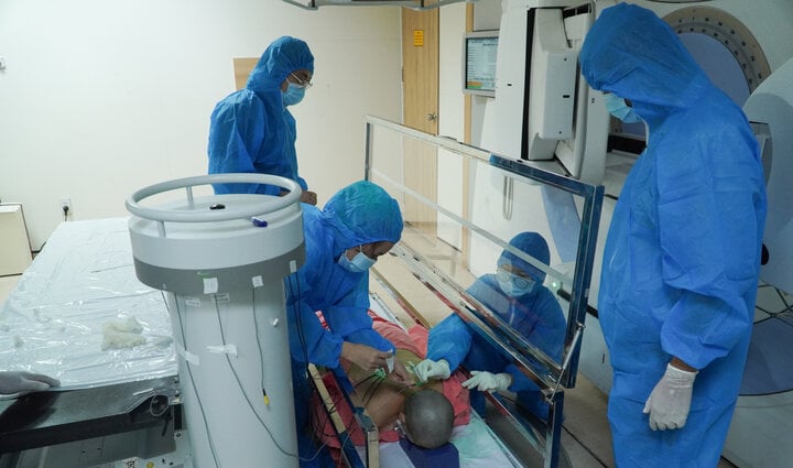 Lần đầu tiên Việt Nam điều trị thành công bệnh ung thư hạch bằng 2 kỹ thuật cao - Ảnh 1.