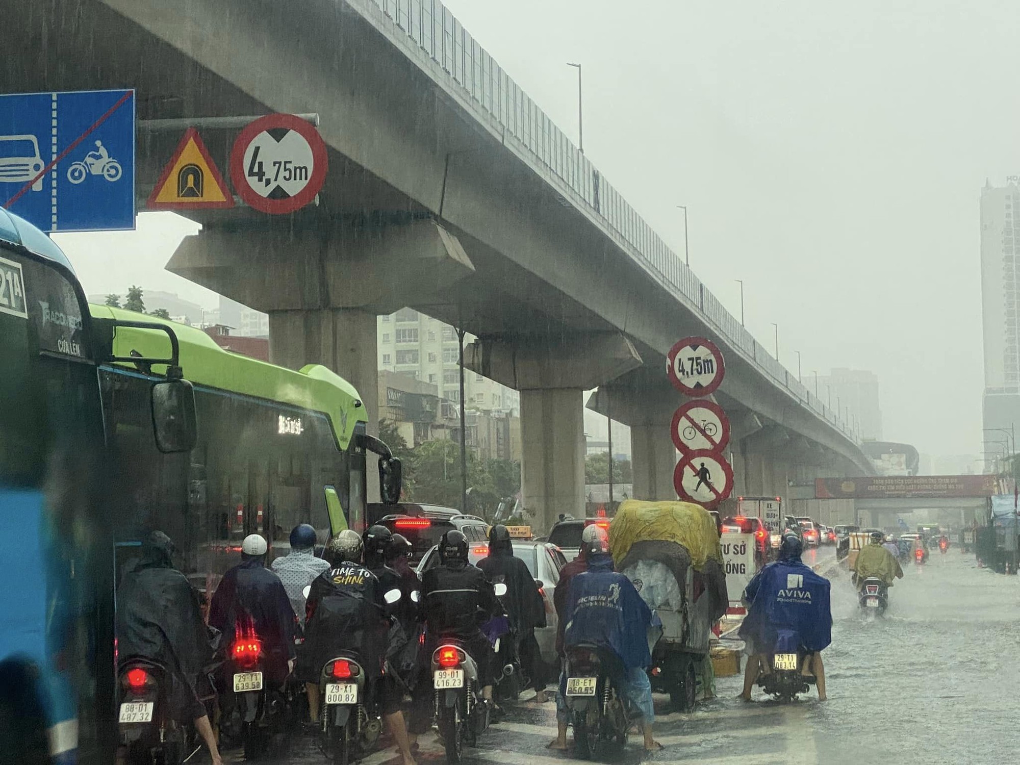 Bất lực hình ảnh ô tô chìm trong &quot;biển nước&quot; ở Hà Nội, 30 phút chưa đi nổi 100 mét - Ảnh 12.