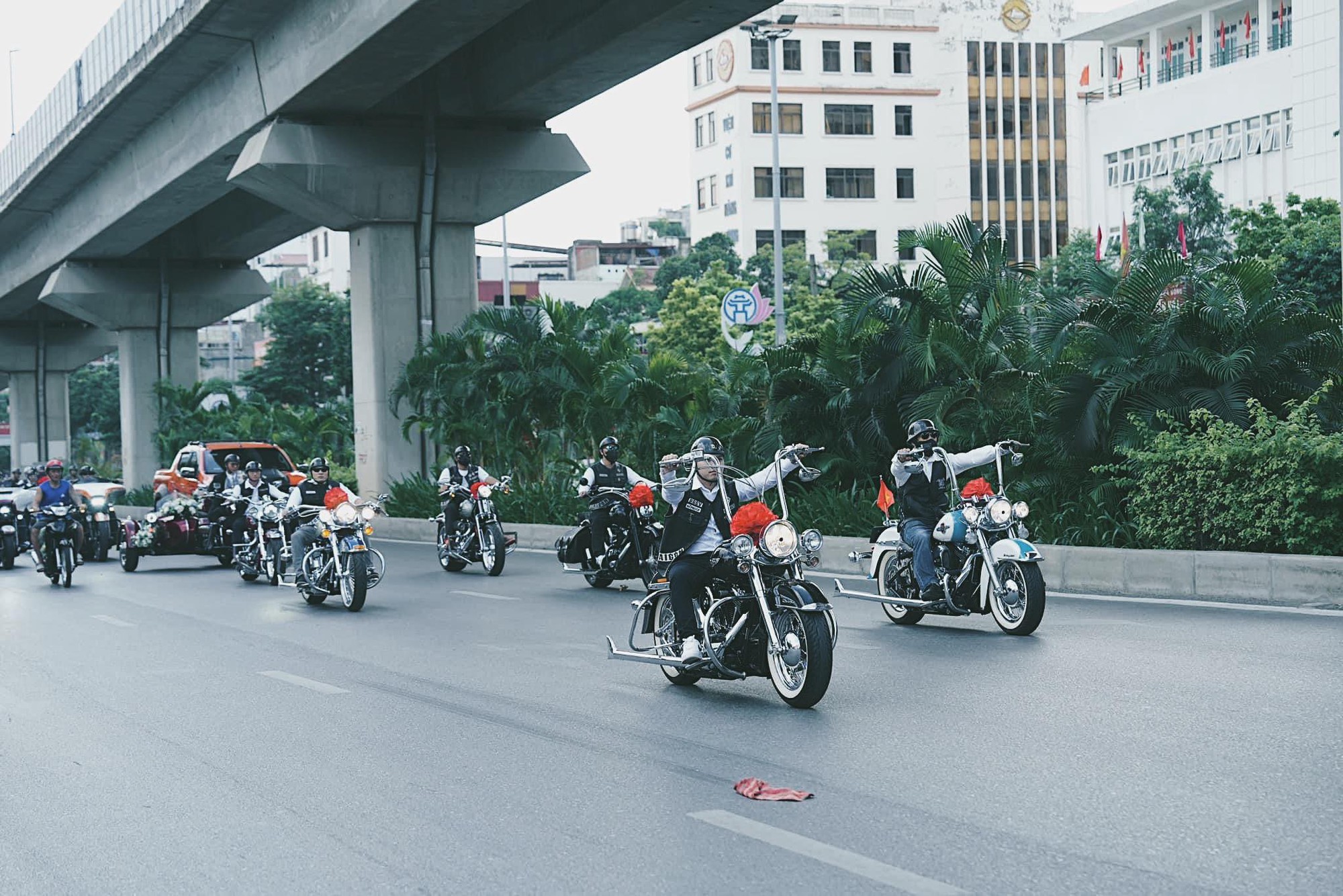 Phố Hà Nội xôn xao đoàn rước dâu bằng dàn mô tô 20 tỷ, gia thế &quot;không phải dạng vừa&quot; - Ảnh 7.