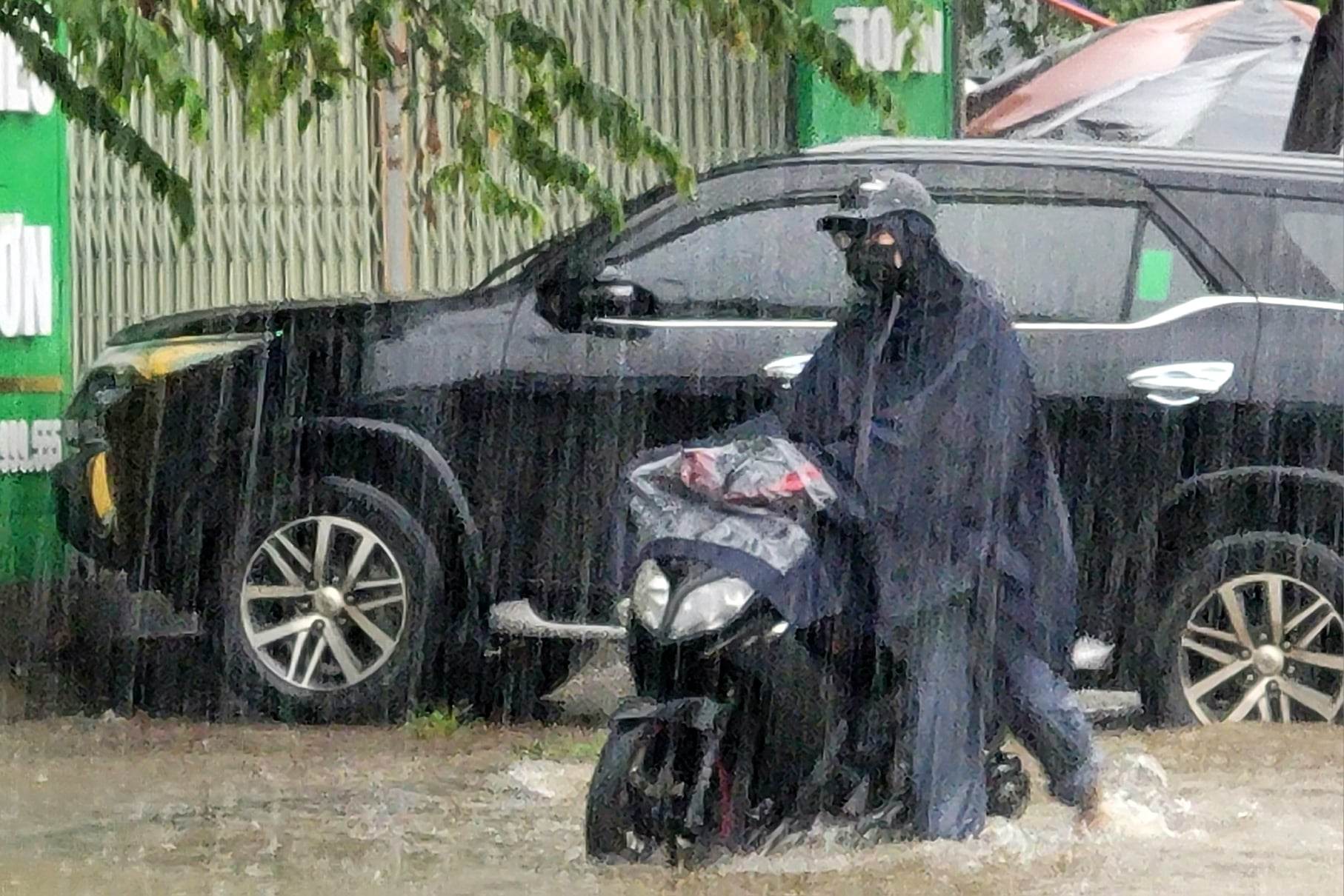 Hà Nội: Mưa xối xả khiến nhiều tuyến phố ngập thành sông, người dân chật vật di chuyển - Ảnh 6.