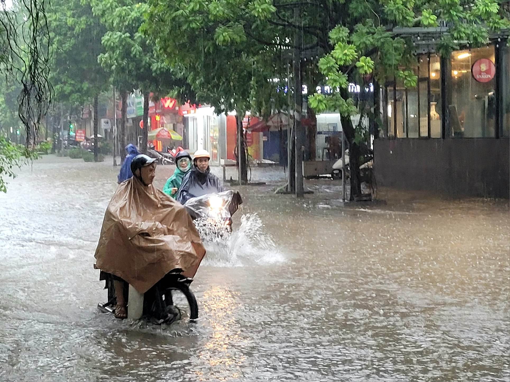 Hà Nội: Mưa xối xả khiến nhiều tuyến phố ngập thành sông, người dân chật vật di chuyển - Ảnh 10.