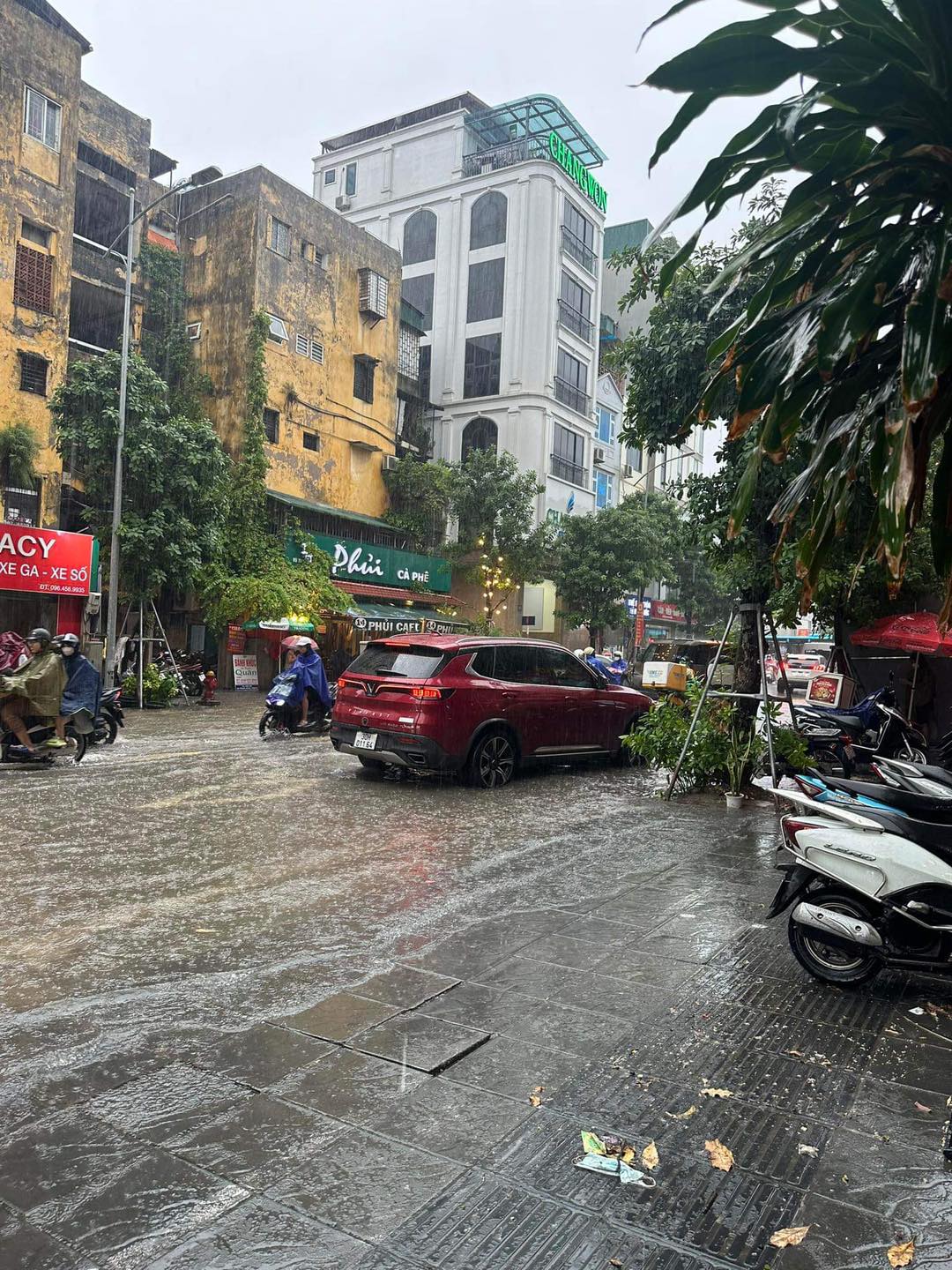 Bất lực hình ảnh ô tô chìm trong &quot;biển nước&quot; ở Hà Nội, 30 phút chưa đi nổi 100 mét - Ảnh 8.