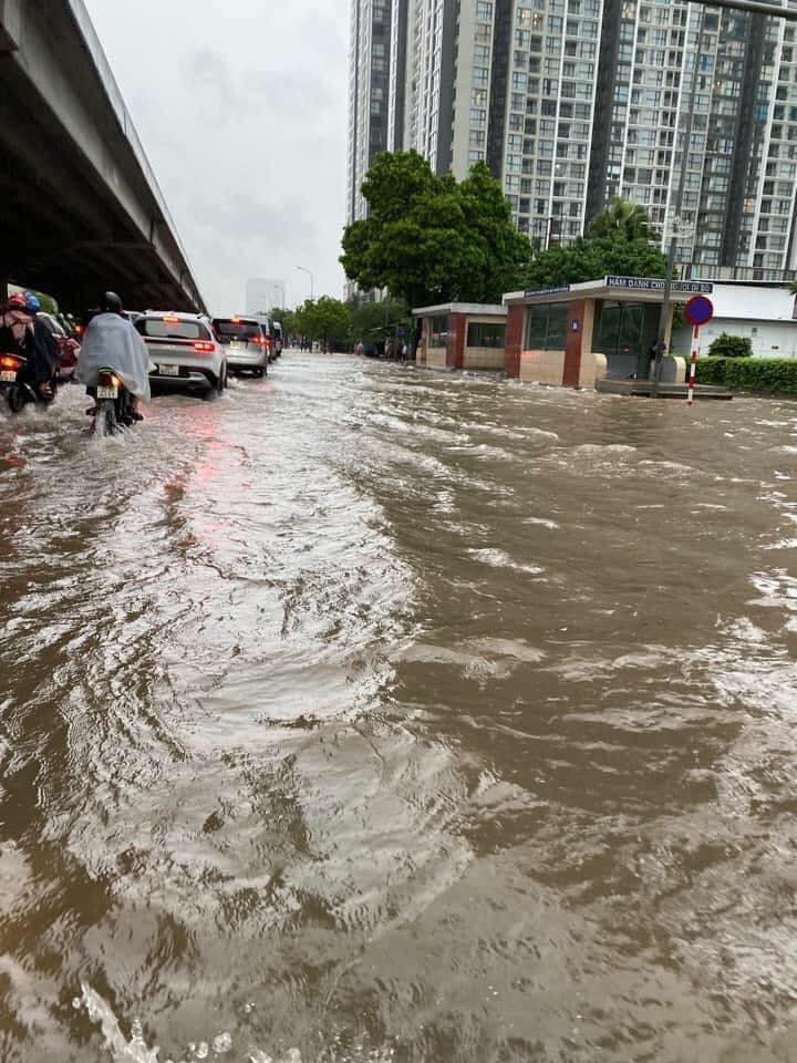 Bất lực hình ảnh ô tô chìm trong &quot;biển nước&quot; ở Hà Nội, 30 phút chưa đi nổi 100 mét - Ảnh 7.