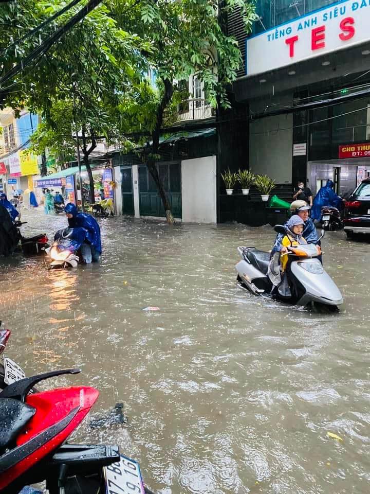 Bất lực hình ảnh ô tô chìm trong &quot;biển nước&quot; ở Hà Nội, 30 phút chưa đi nổi 100 mét - Ảnh 5.