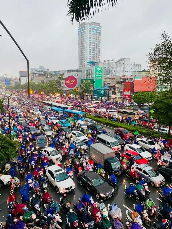 Bất lực hình ảnh ô tô chìm trong &quot;biển nước&quot; ở Hà Nội, 30 phút chưa đi nổi 100 mét - Ảnh 6.