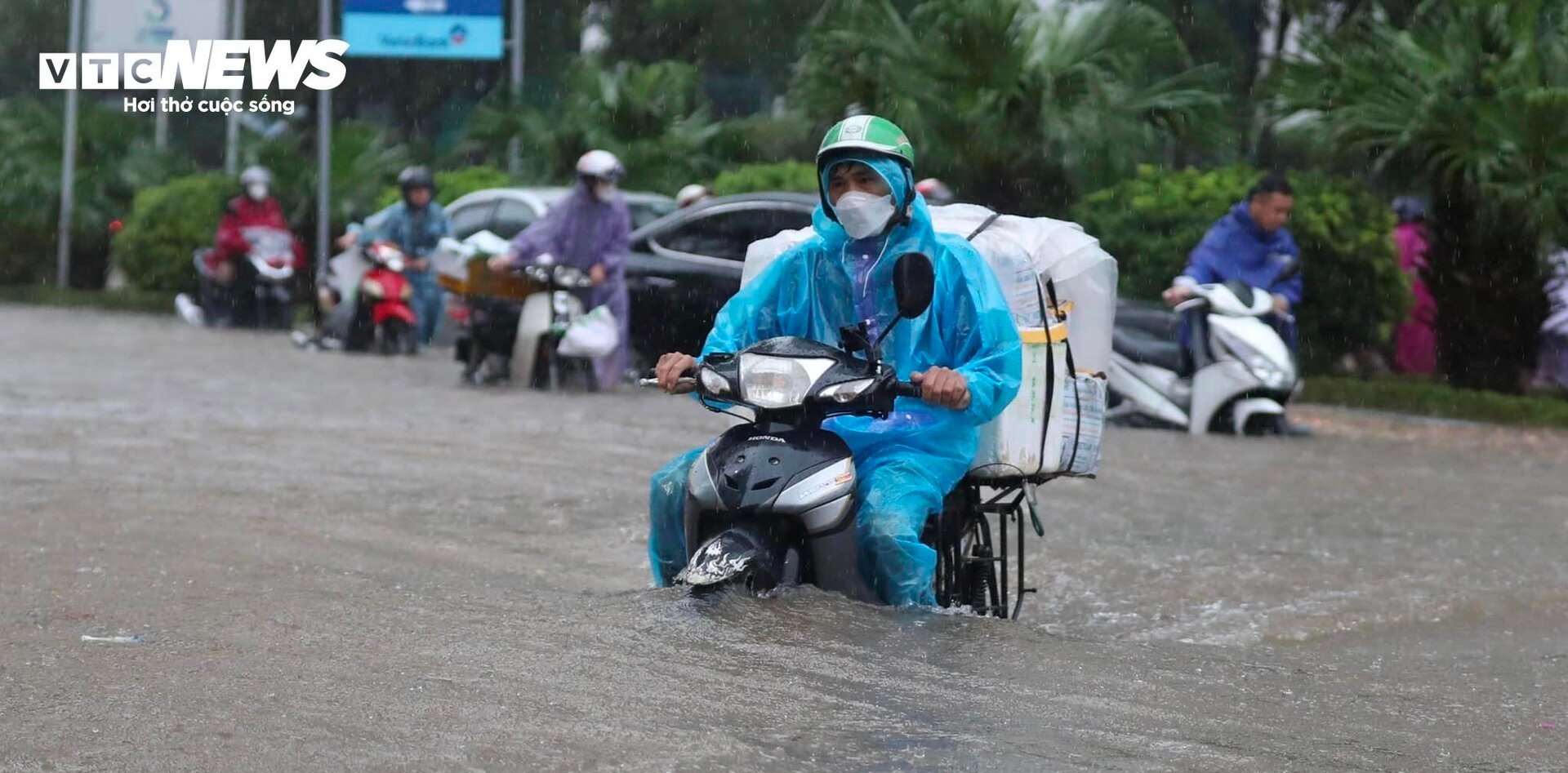 Người Hà Nội 'bơi' trên phố, hì hục tát nước khỏi nhà sau trận mưa như trút - Ảnh 13.