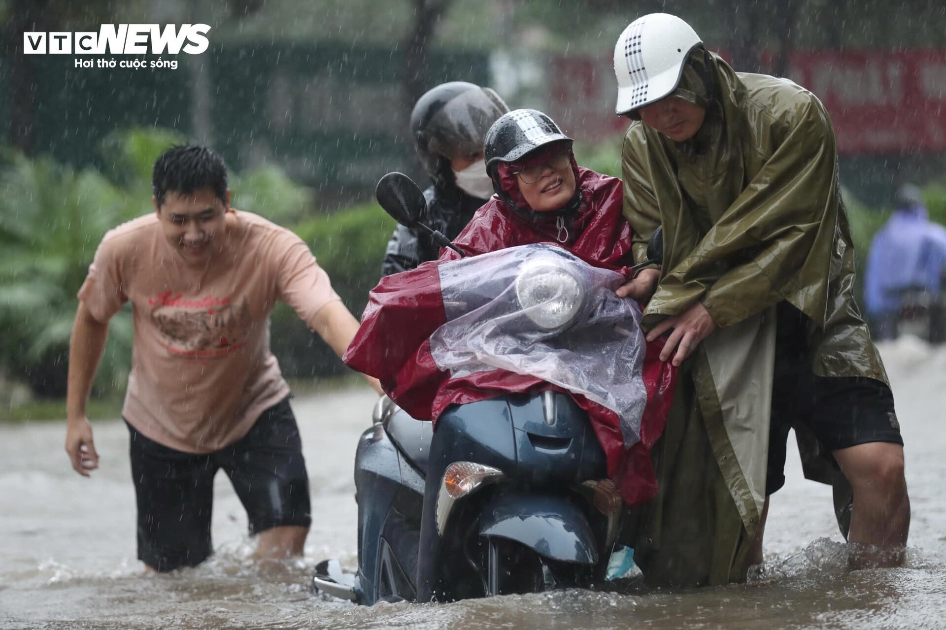 Người Hà Nội 'bơi' trên phố, hì hục tát nước khỏi nhà sau trận mưa như trút - Ảnh 14.