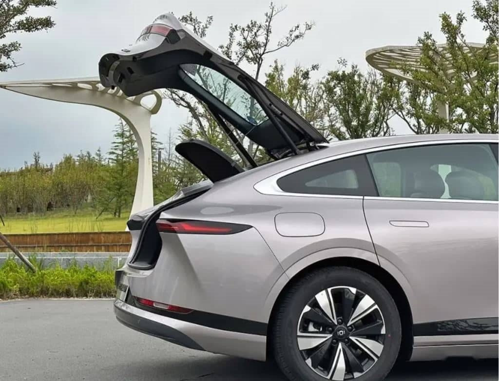 Mẫu sedan 'nhìn là mê' đối đầu Toyota Camry: đi 200 km không 'ăn' xăng, giá chỉ từ 520 triệu đồng - Ảnh 4.