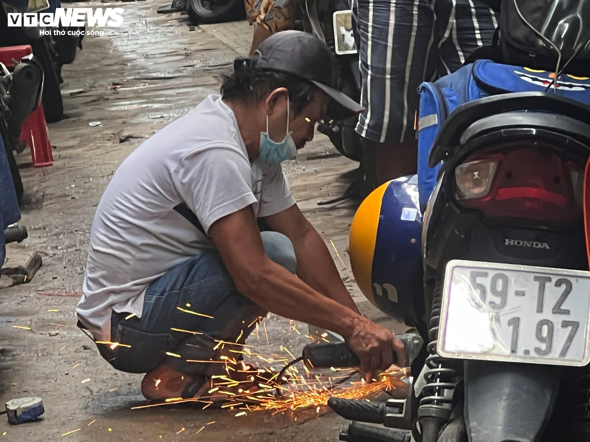 Cuộc sống 'không ánh mặt trời' trong khu nhà siêu nhỏ ngay trung tâm TP.HCM - Ảnh 8.