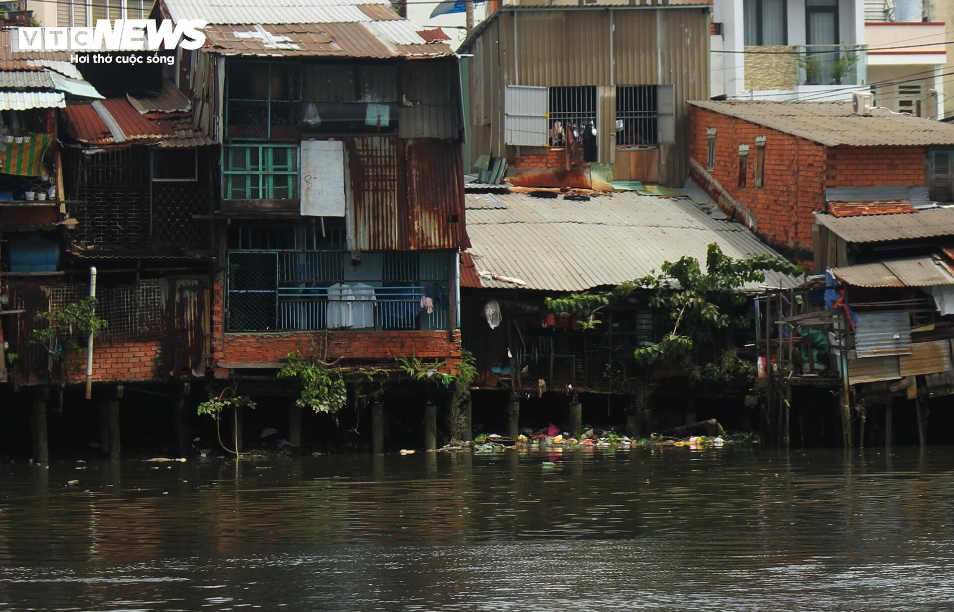 Cuộc sống 'không ánh mặt trời' trong khu nhà siêu nhỏ ngay trung tâm TP.HCM - Ảnh 18.