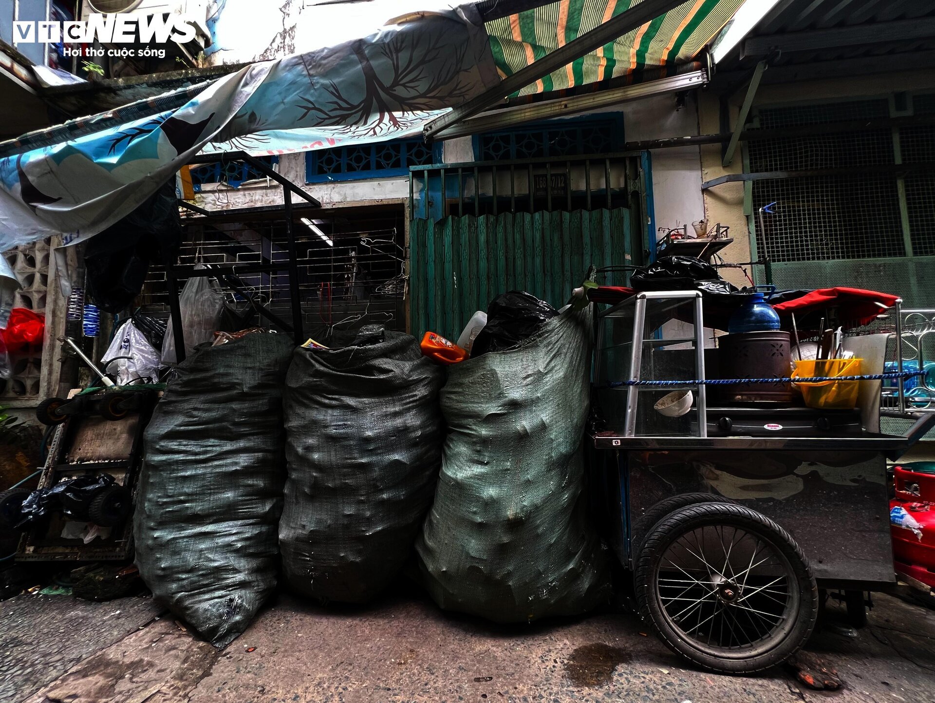 Cuộc sống 'không ánh mặt trời' trong khu nhà siêu nhỏ ngay trung tâm TP.HCM - Ảnh 11.