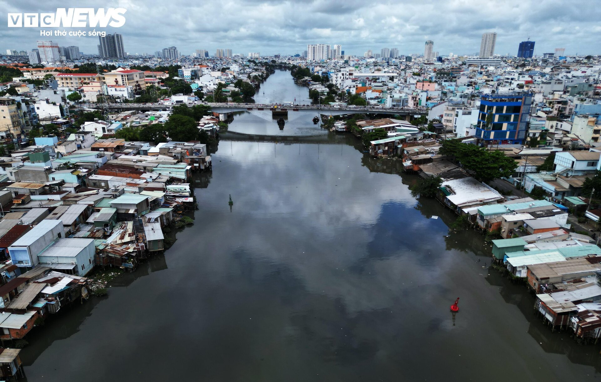 Cuộc sống 'không ánh mặt trời' trong khu nhà siêu nhỏ ngay trung tâm TP.HCM - Ảnh 15.