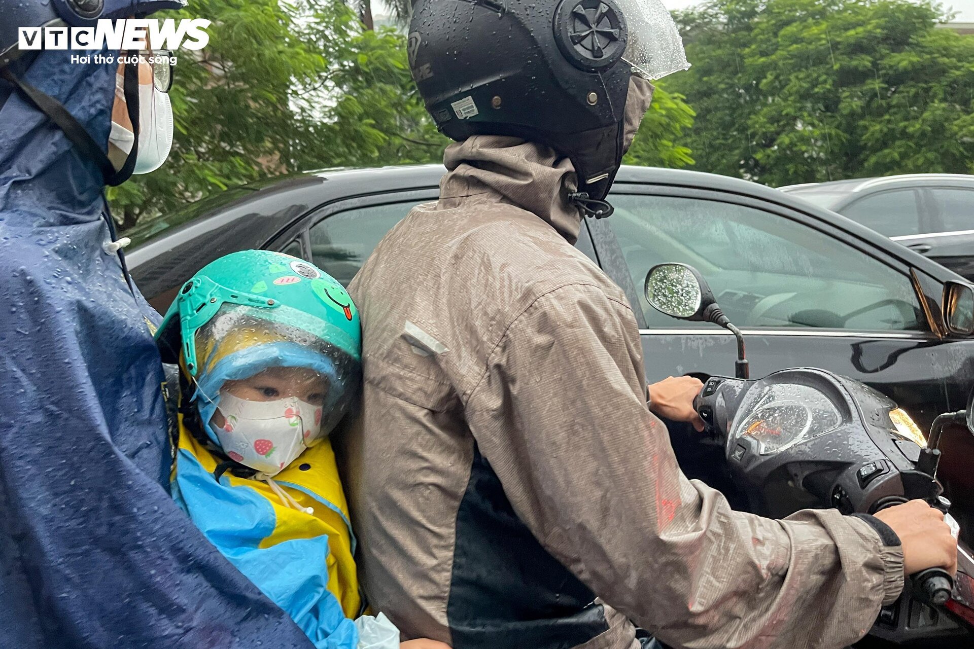 Người Hà Nội 'bơi' trên phố, hì hục tát nước khỏi nhà sau trận mưa như trút - Ảnh 17.