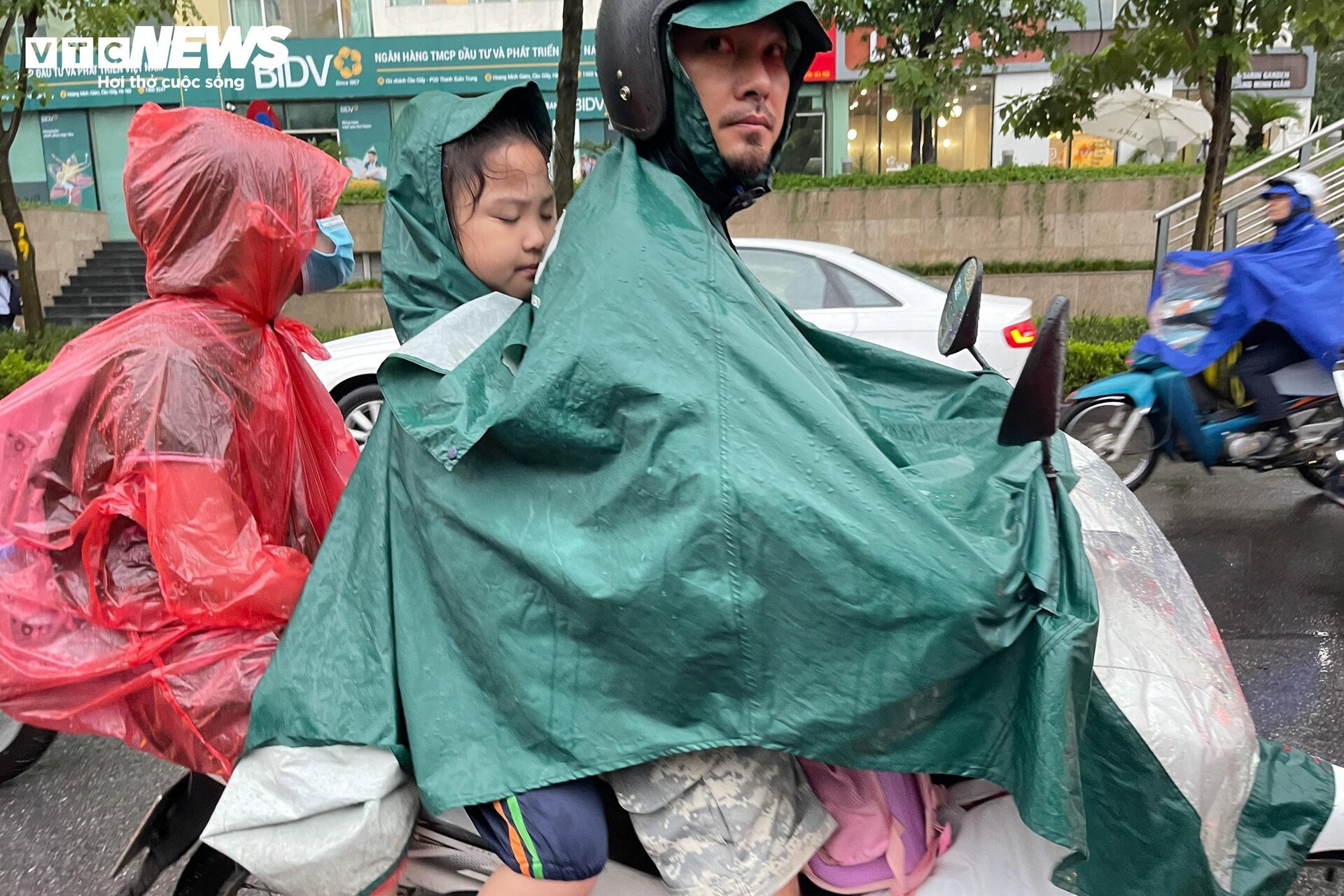 Người Hà Nội 'bơi' trên phố, hì hục tát nước khỏi nhà sau trận mưa như trút - Ảnh 16.