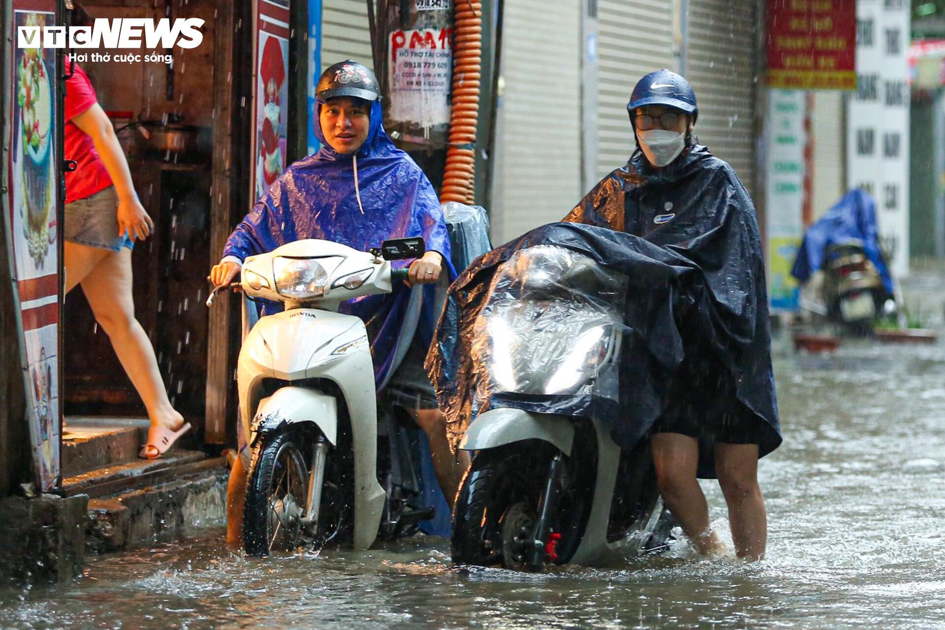 Người Hà Nội 'bơi' trên phố, hì hục tát nước khỏi nhà sau trận mưa như trút - Ảnh 5.