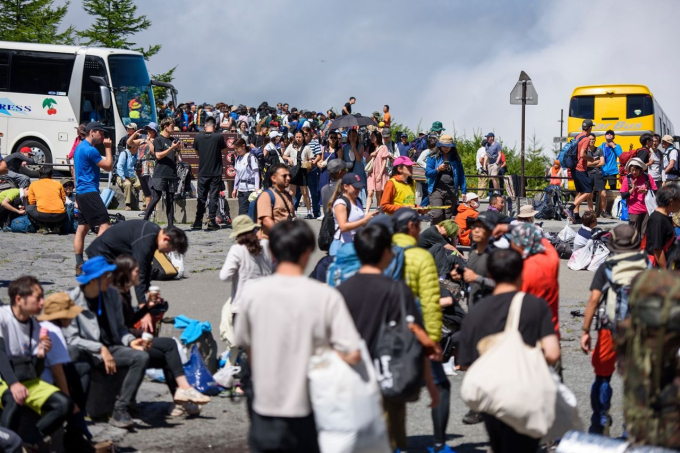 Cảnh tượng khó tin ở núi Phú Sĩ - biểu tượng của nước Nhật: Hàng triệu du khách chen chúc, rác thải ngập ngụa - Ảnh 4.