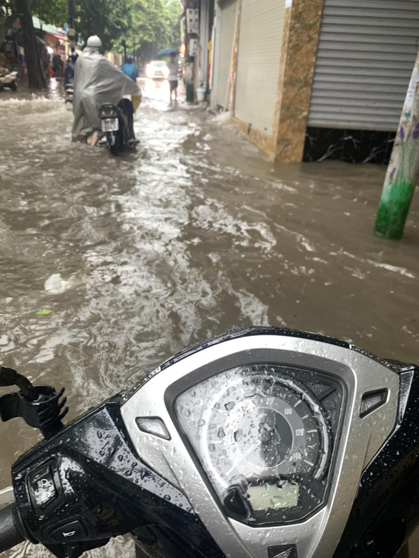 Bất lực hình ảnh ô tô chìm trong &quot;biển nước&quot; ở Hà Nội, 30 phút chưa đi nổi 100 mét - Ảnh 10.