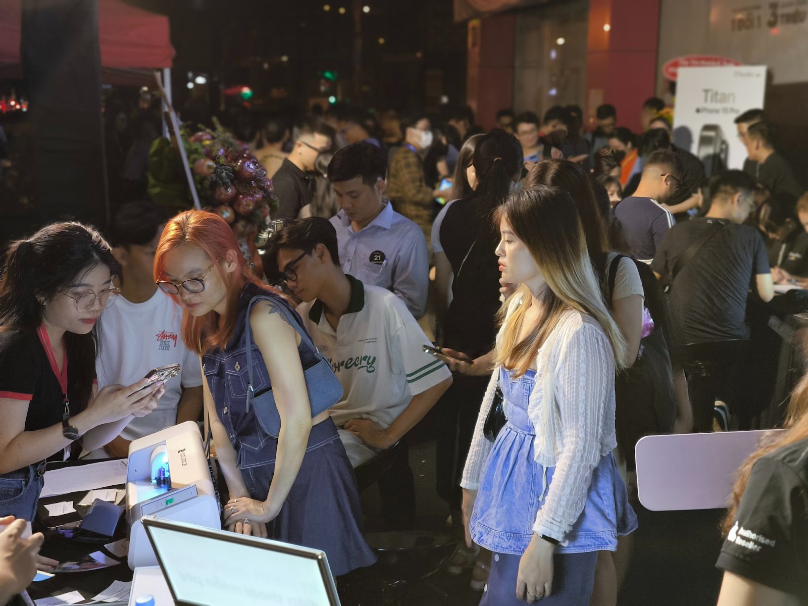 Phone 15 chính thức mở từ 0h tại Việt Nam: Các hệ thống cháy sạch hàng, thu về trăm tỷ trong 1 đêm - Ảnh 6.