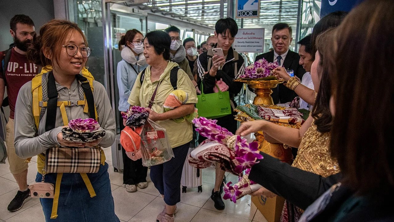Ưu đãi “sập sàn” cho Trung Quốc: Quốc gia Đông Nam Á sắp &quot;hứng mưa tiền&quot; giữa lúc hàng triệu du khách ùn ùn kéo tới - Ảnh 1.