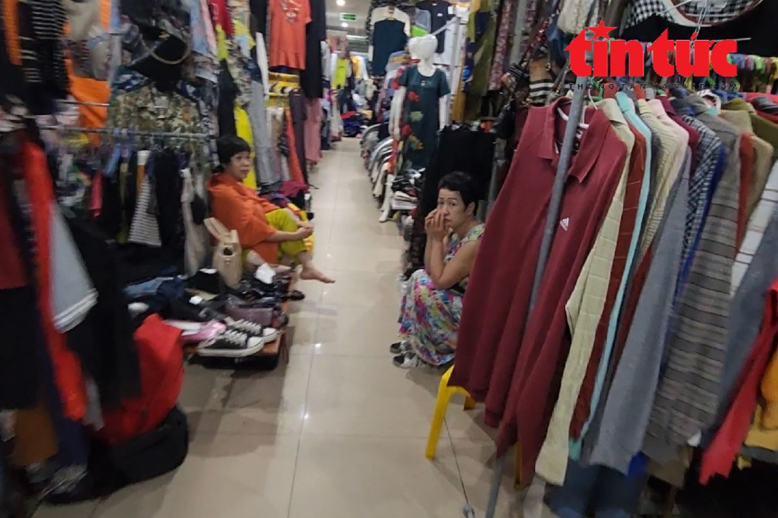 'Kỳ lạ' chợ trung tâm Hà Nội chỉ thấy người bán, không thấy người mua - Ảnh 6.