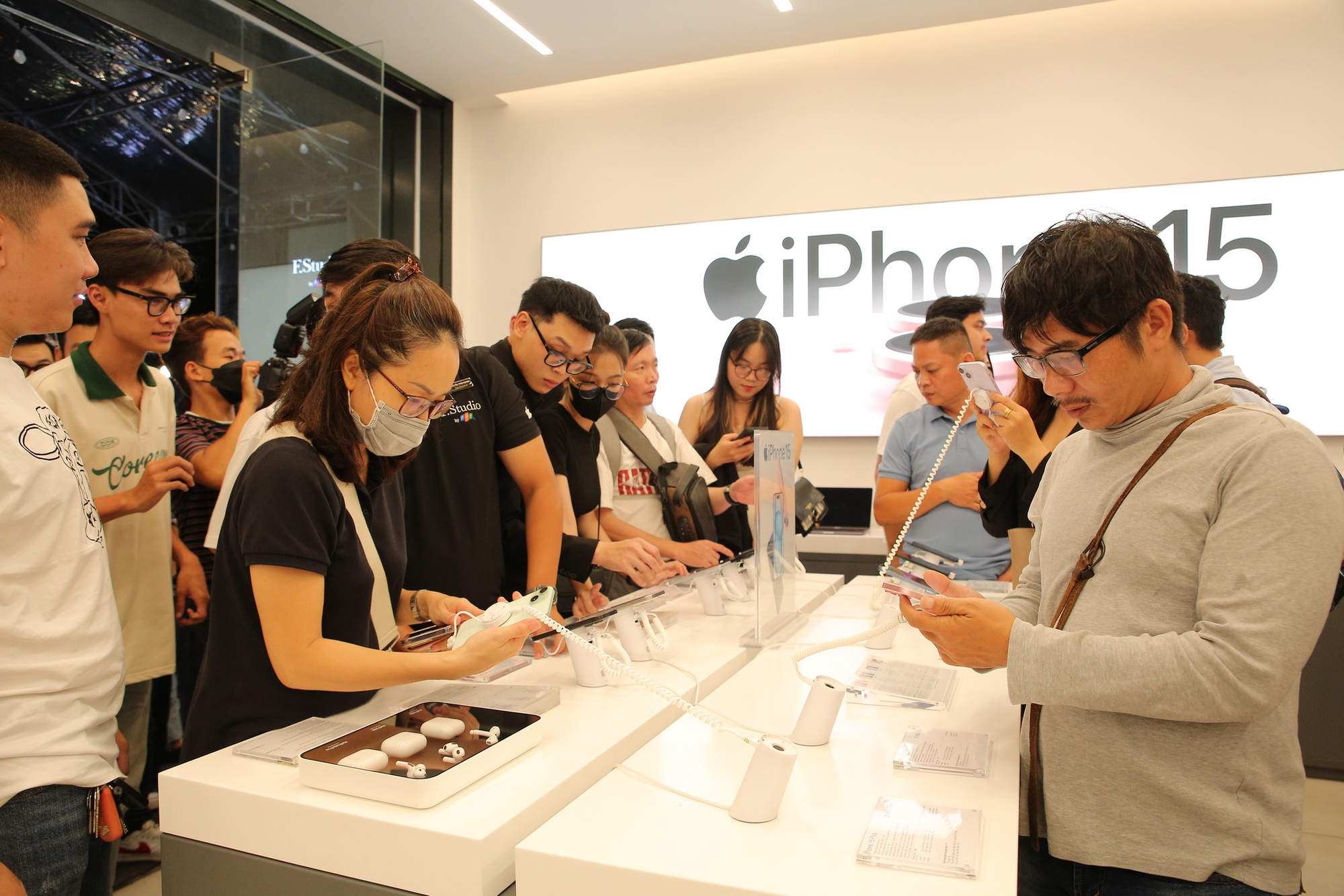 FPT Shop thu 150 tỷ trong một đêm nhờ iPhone 15, hàng loạt đại lý tại Việt Nam &quot;cháy&quot; hàng: Chuyện gì đã xảy ra? - Ảnh 1.