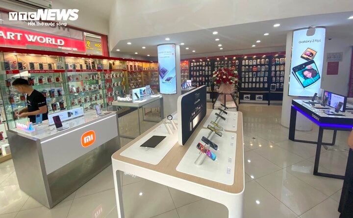 Hà Nội: Nhiều cửa hàng vắng hoe trong ngày đầu mở bán iPhone 15 ở Việt Nam - Ảnh 1.