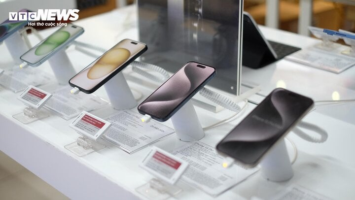 Hà Nội: Nhiều cửa hàng vắng hoe trong ngày đầu mở bán iPhone 15 ở Việt Nam - Ảnh 4.