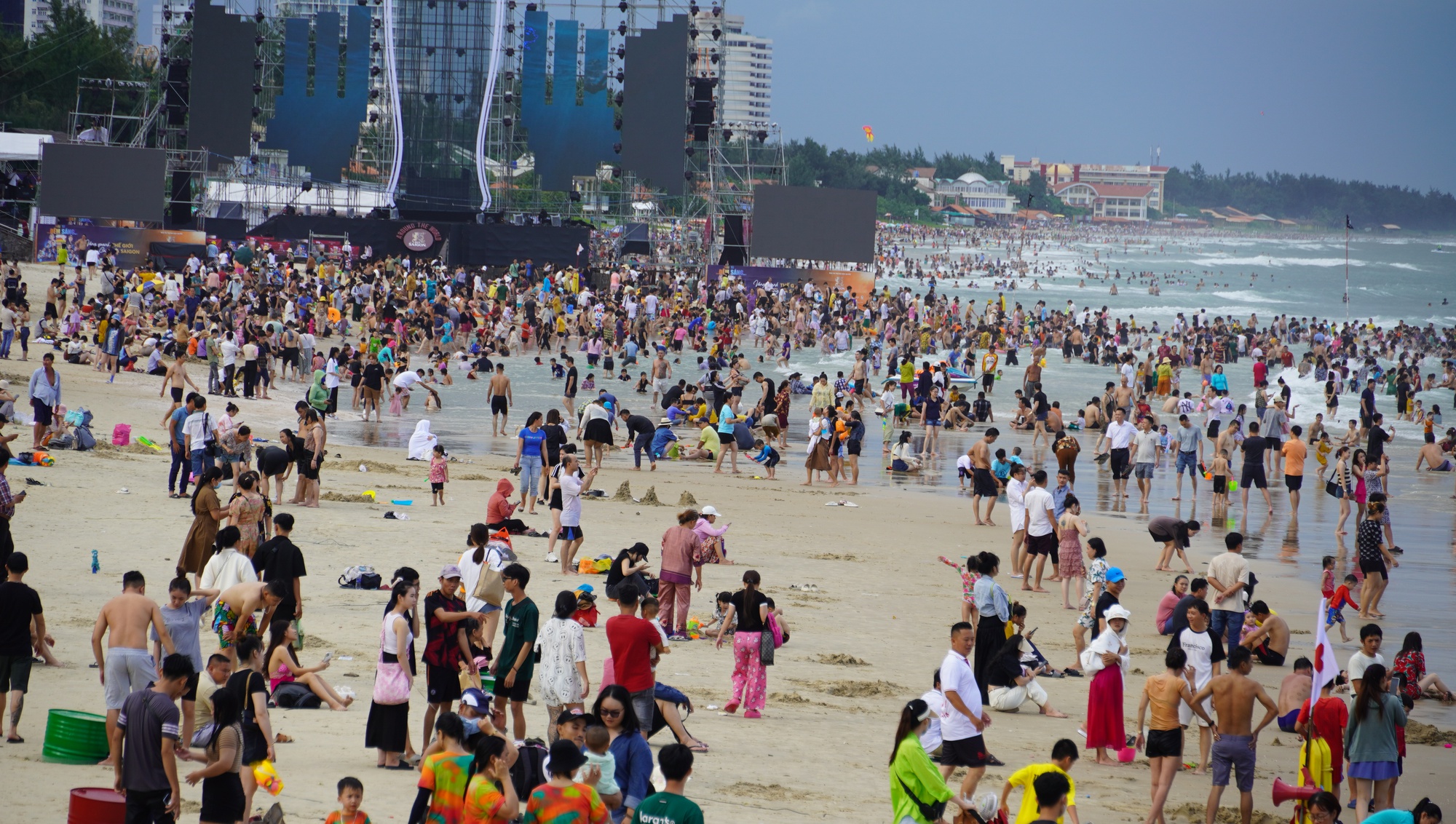 Ngày thứ 2 kỳ nghỉ lễ, Bà Rịa - Vũng Tàu đón hơn 181.000 lượt khách - Ảnh 4.