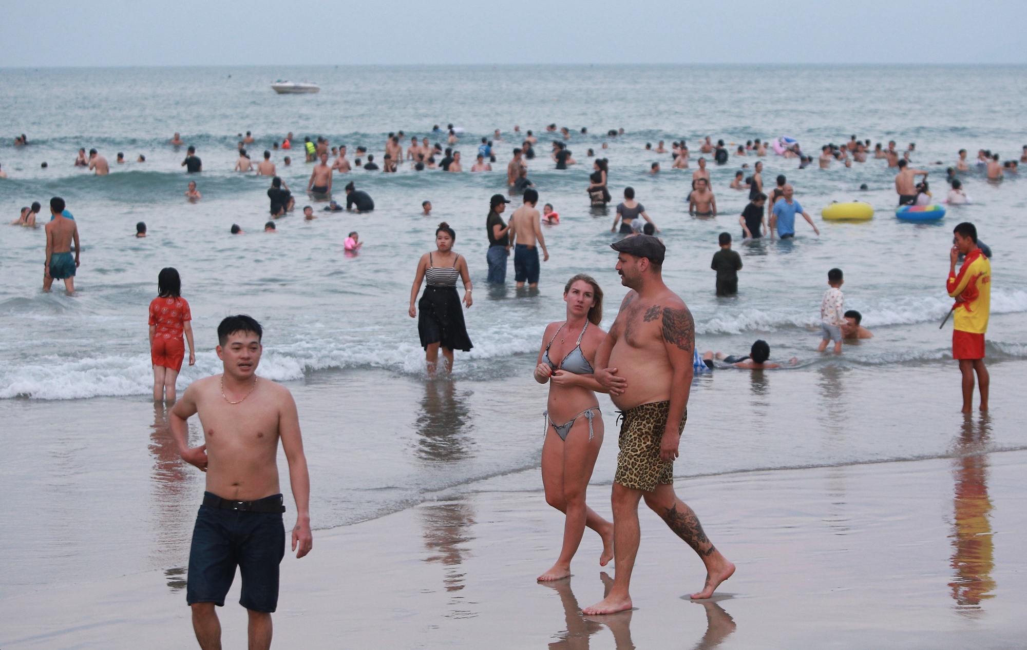Du khách đổ về Đà Nẵng dịp lễ 2/9, bãi biển, khu du lịch ken đặc người - Ảnh 3.