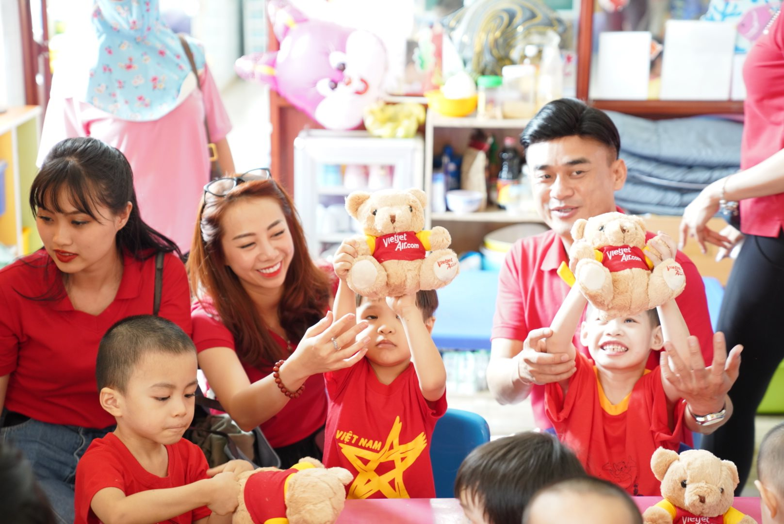 Nữ tỷ phú Nguyễn Thị Phương Thảo đón Trung thu cùng các em nhỏ - Ảnh 13.