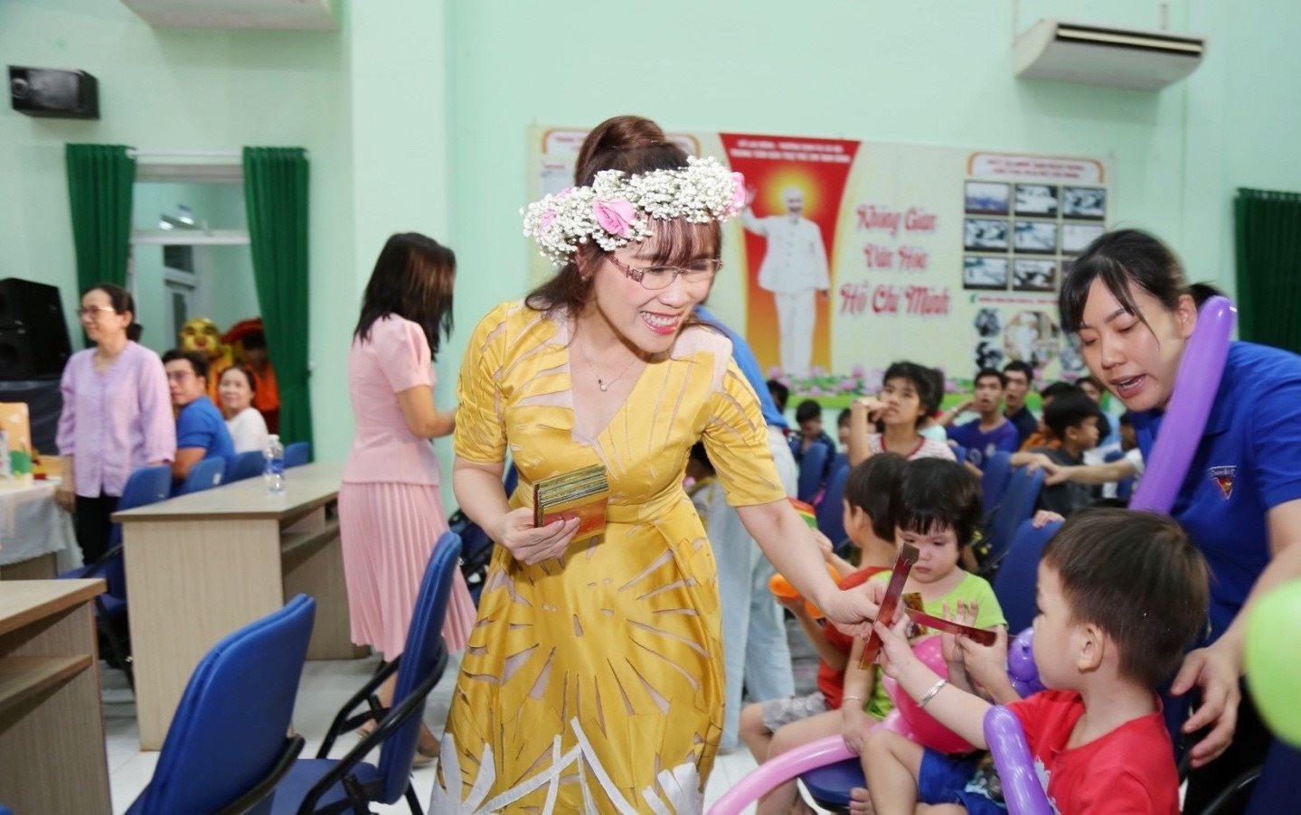 Nữ tỷ phú Nguyễn Thị Phương Thảo đón Trung thu cùng các em nhỏ - Ảnh 3.