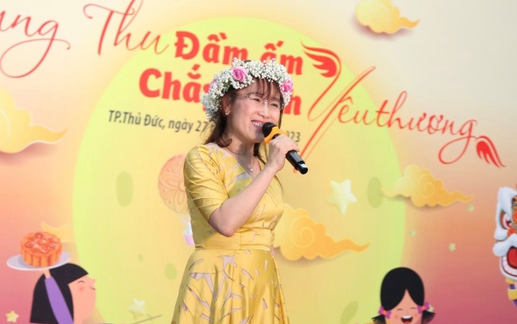 Nữ tỷ phú Nguyễn Thị Phương Thảo đón Trung thu cùng các em nhỏ - Ảnh 4.