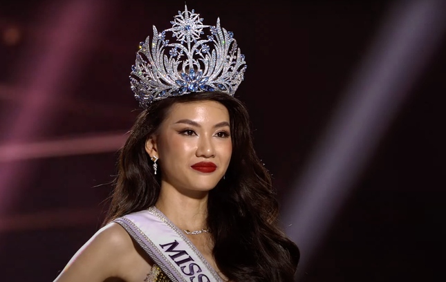 Siêu mẫu Bùi Quỳnh Hoa đăng quang Miss Universe Vietnam 2023 - Ảnh 1.