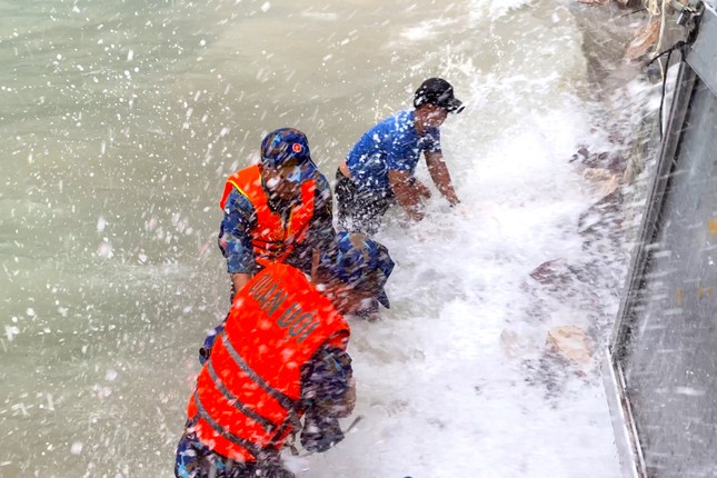 Mưa to, sóng lớn làm sạt lở nhiều khu vực bờ biển ở Phú Quốc - Ảnh 2.