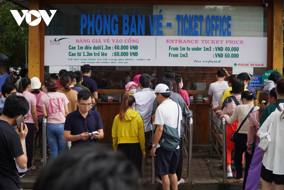 Các khu vui chơi ở TP.HCM vẫn đông đúc nhộn nhịp trong ngày thứ 3 của kỳ nghỉ lễ - Ảnh 7.
